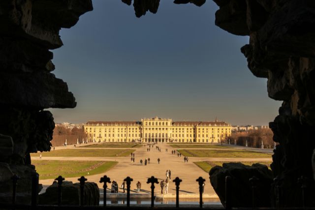 שינויים אדריכליים לאורך הדורות בארמון שנברון