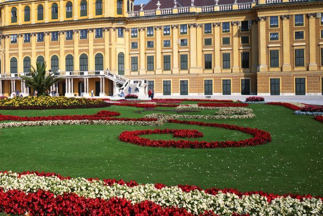 שימוש בצבעים סמליים (זהב, כחול, אדום) בארמון שנברון