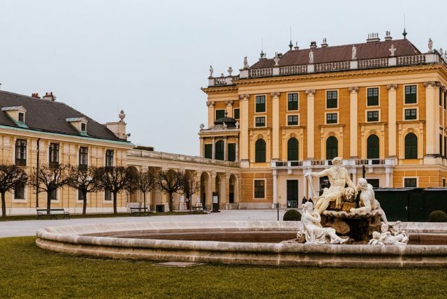 שימוש בארמון ככלי פוליטי בארמון שנברון