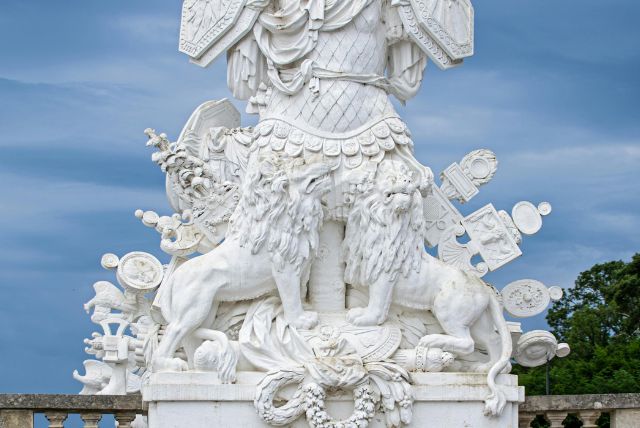 שילוב מסרים פוליטיים באמנות בארמון שנברון