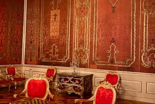 רהיטים מקוריים מתקופת הבארוק והרוקוקו בארמון שנברון