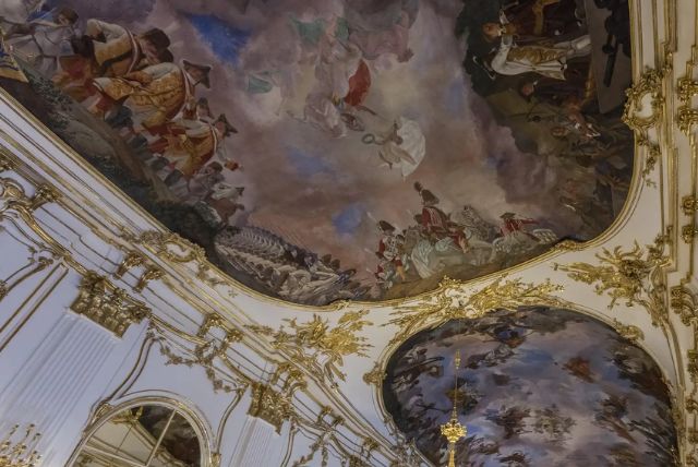 ציורי התקרה בגלריה הקטנה בארמון שנברון credit to getyourguide.com