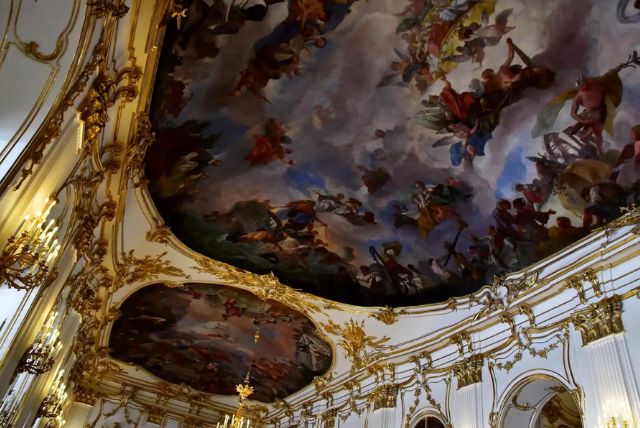 ציורי התקרה בגלריה הגדולה – אלגוריות של שלטון ועוצמה בארמון שנברון credit to getyourguide.com