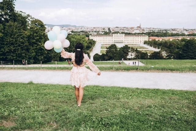 סשן צילומים עם צלם פרטי בארמון שנברון והגנים המרהיבים credit to getyourguide.com