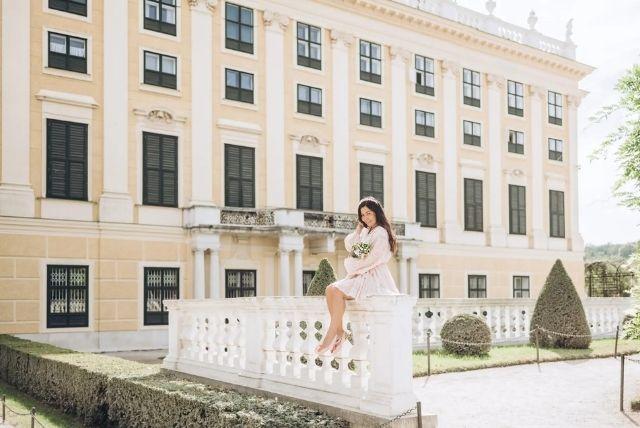 סשן צילומים עם צלם פרטי בארמון שנברון והגנים המרהיבים credit to getyourguide.com