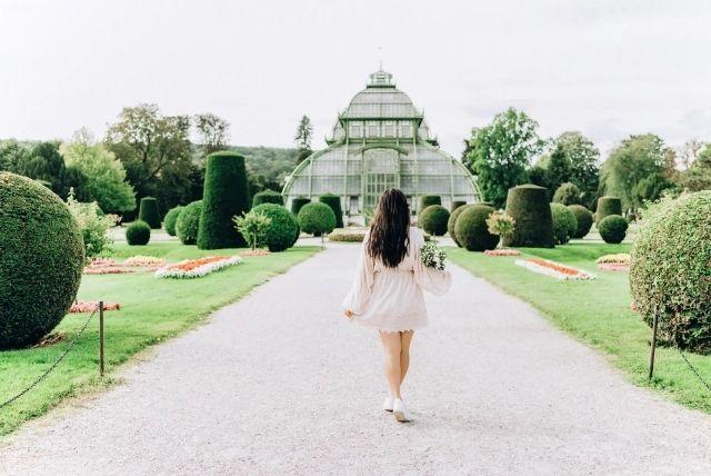 סשן צילומים עם צלם פרטי בארמון שנברון והגנים המרהיבים credit to getyourguide.com