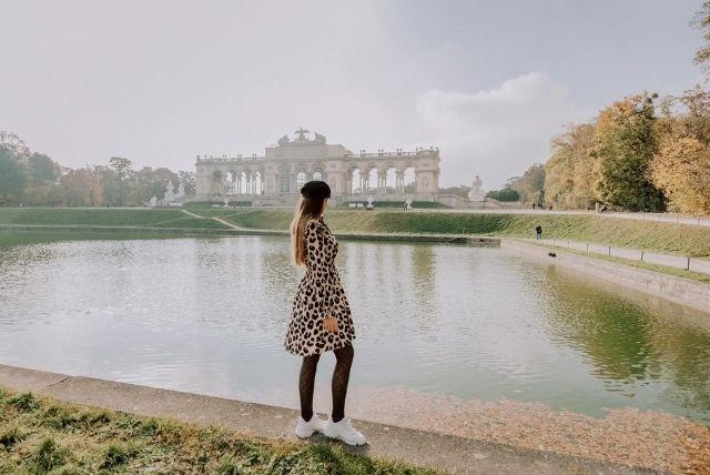 סשן צילומים עם צלם פרטי בארמון שנברון והגנים המרהיבים credit to getyourguide.com