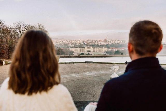 סמלים, קודים ועיטורים נסתרים בארמון שנברון credit to getyourguide.com