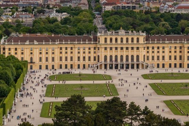 סמלים חבויים בפרסקאות בארמון שנברון