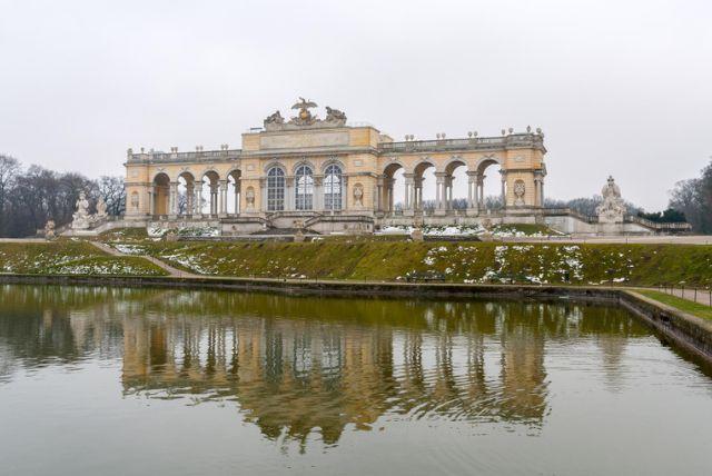 מסרים חזותיים של שלטון וכוח בארמון שנברון