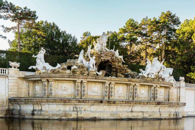 מזרקת נפטון בארמון שנברון- הסמל המרכזי של הגנים