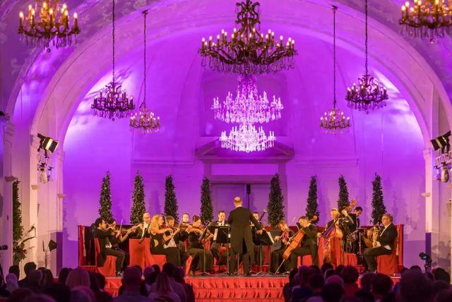 מוזיקה קלאסית בארמון שנברון credit to getyourguide.com