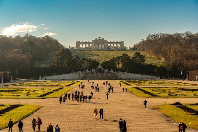 סיפורים פחות מוכרים מארמון שנברון