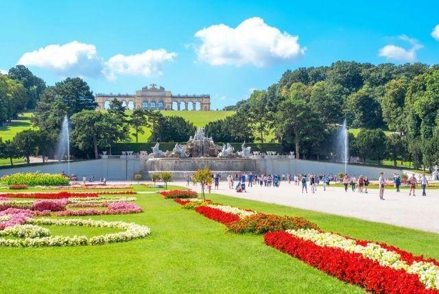 סיור פרטי בארמון שנברון credit to getyourguide.com