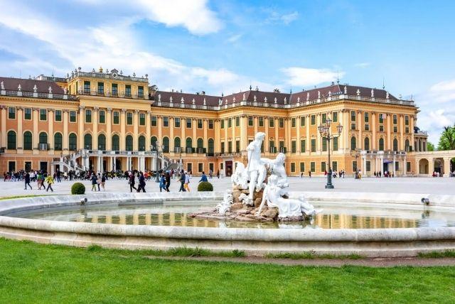 סיור פרטי בארמון שנברון credit to getyourguide.com