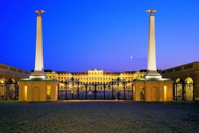 סיור ערב בארמון כולל קונצרט וארוחת ערב credit to getyourguide.com