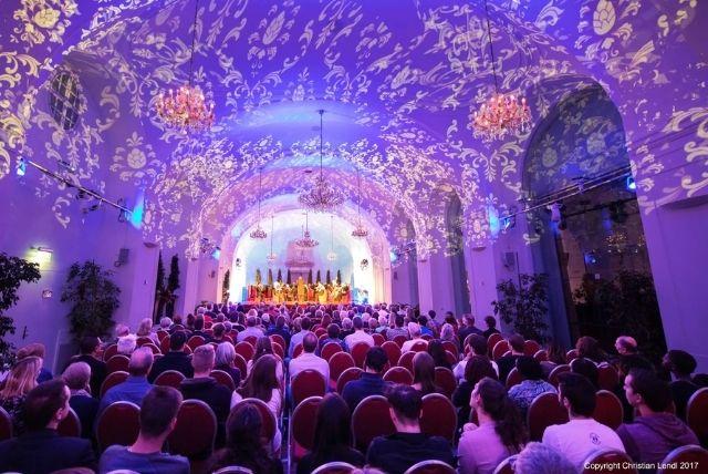 סיור ערב בארמון כולל קונצרט וארוחת ערב credit to getyourguide.com