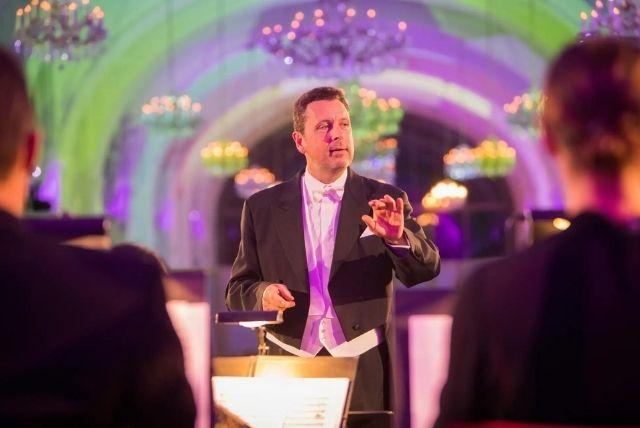 סיור ערב בארמון כולל קונצרט וארוחת ערב credit to getyourguide.com