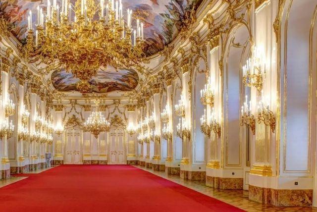 סיור ערב בארמון כולל קונצרט וארוחת ערב credit to getyourguide.com