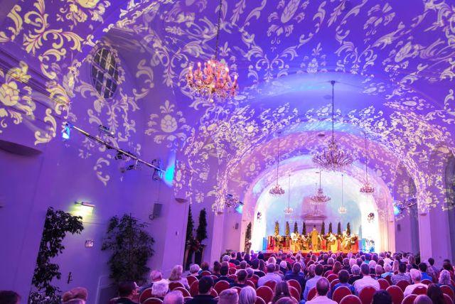 מוצרט והקשר לארמון credit to getyourguide.com