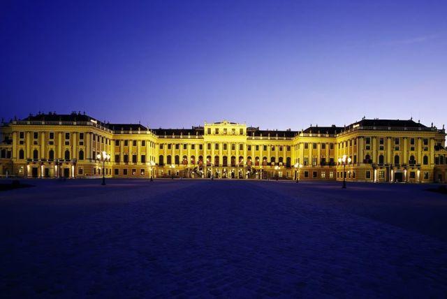 מופע אורות בארמון שנברון credit to getyourguide.com