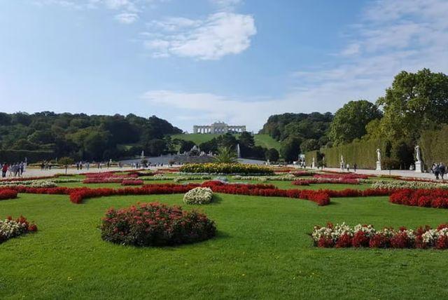 סיור מקיף בארמון שנברון ובגנים במשך 3 שעות credit to getyourguide.com