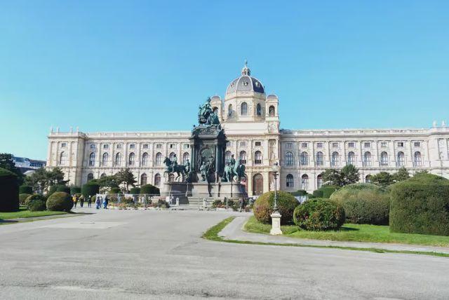 סיור מקיף בארמון שנברון ובגנים במשך 3 שעות credit to getyourguide.com