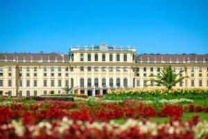 סיור מודרך בארמון שנברון כולל גני שנברון credit to getyourguide.com