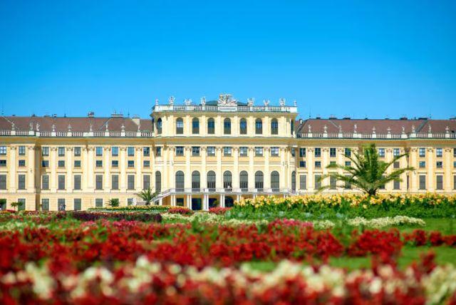 סיור מודרך בארמון שנברון כולל גני שנברון credit to getyourguide.com