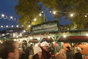 סיור בשוק חג המולד של ארמון שנברון כולל ארוחת ערב והופעה credit to getyourguide.com