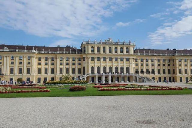 סיור בשוק חג המולד של ארמון שנברון כולל ארוחת ערב והופעה credit to getyourguide.com