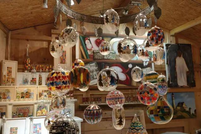 סיור בשוק חג המולד של ארמון שנברון כולל ארוחת ערב והופעה credit to getyourguide.com