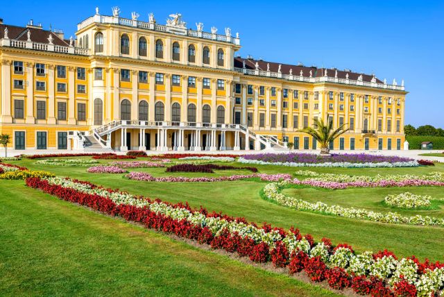 פריטים טקסיים וממלכתיים בארמון שנברון credit to getyourguide.com