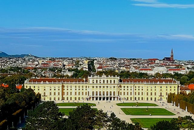 פרטים שאינם מוסברים בסיור הקולי בארמון שנברון