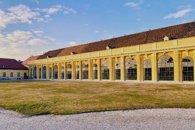 מוטיבים מיתולוגיים בציורים בארמון שנברון