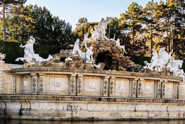 משמעות מיתולוגית של מזרקת נפטון בארמון שנברון