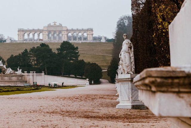 פסלי קיסרים ובני אצולה בארמון שנברון