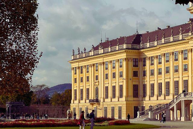 מקומו של שנברון בין ארמונות אירופה