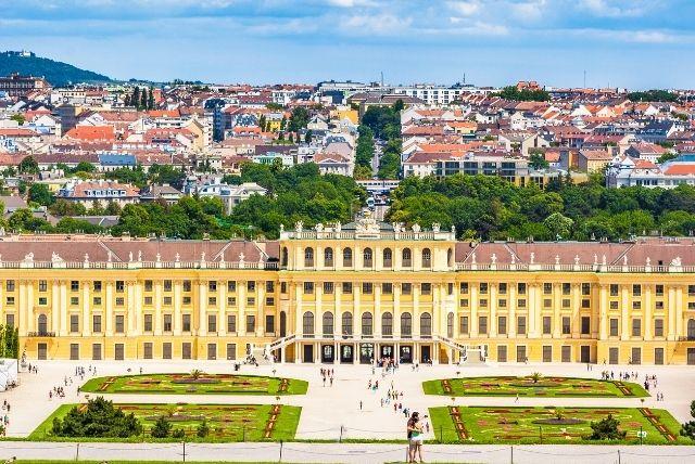 פגישות היסטוריות בארמון שנברון של פוליטיקאים ומפורסמים