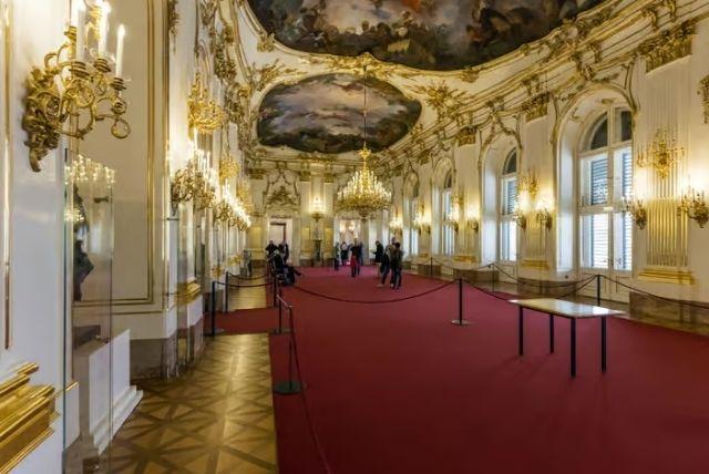 עיצוב הפנים בארמון שנברון credit to getyourguide.com