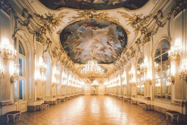 החדר הסיני העגול – לכות, חומרים וטכניקה בארמון שנברון credit to headout.com