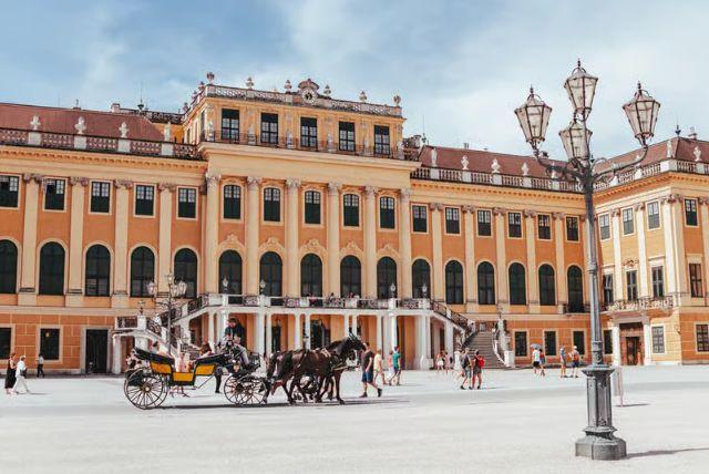 חדרי האורחים הקיסריים בארמון שנברון credit to getyourguide.com