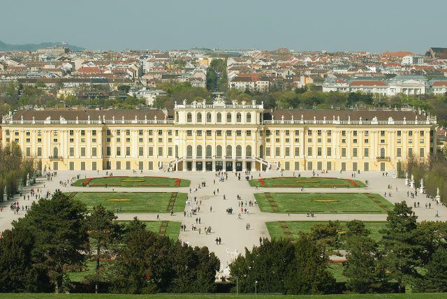 ההיסטוריה של ארמון שנברון – מהארמון הצנוע למעון קיסרי