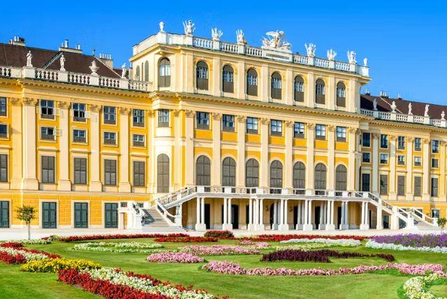 חדרי אירוח לבני אצולה ואורחים זרים בארמון שנברון credit to getyourguide.com