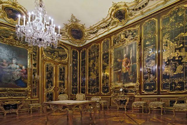 חדר ויוקסבורג (Vieux-Laque Room) בארמון שנברון credit to getyourguide.com