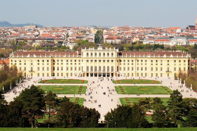 הגעה רגלית אל ארמון שנברון