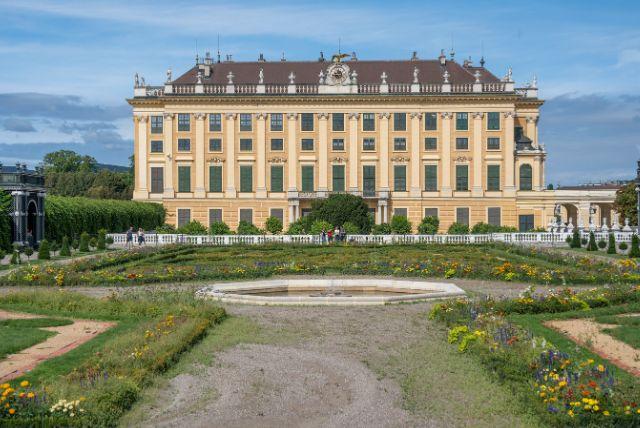 הגנים הבארוקיים והסימטריה המלכותית בארמון שנברון