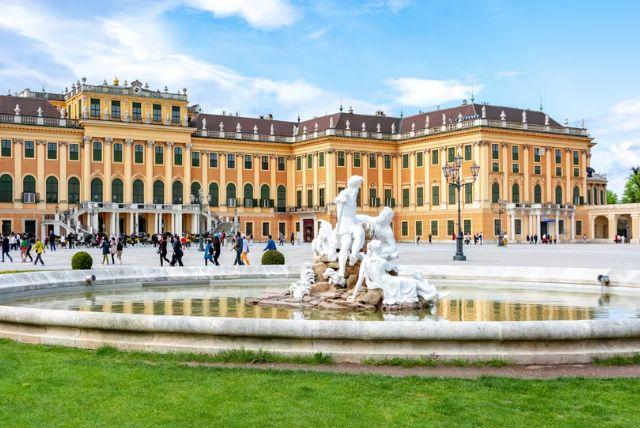 כרטיסי כניסה לארמון שנברון כולל דילוג על התורים + ארוחת צהריים במסעדת Joseph II credit to tiqets.com