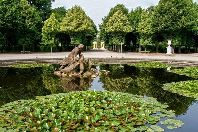 כרטיס משולב: כניסה לארמון שנברון + כניסה לגן החיות credit to headout.com