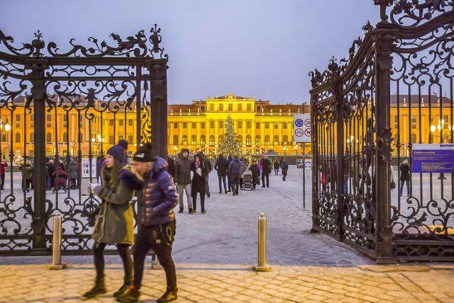 כרטיס לילה / ערב לארמון שנברון אחרי שעות הפתיחה הרגילות credit to getyourguide.com